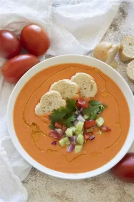  Gazpacho – Eine erfrischende Symphonie aus sommerlichen Gemüsen und aromatischen Kräutern!